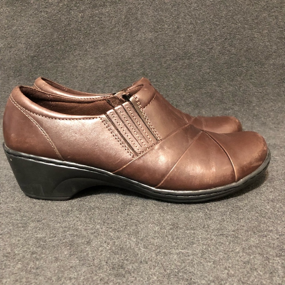 Clarks Shoes Womens Size 7.5 M Boots Brown Leather Pleated Booties Heels Zipper